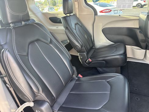 Used 2024 Chrysler Pacifica Touring-L FWD image 11