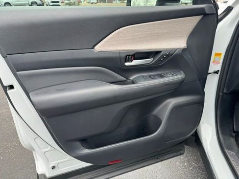 Used 2024 Toyota Grand Highlander Limited image 19