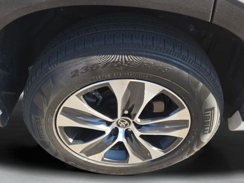 Used 2021 Toyota Highlander XLE image 23