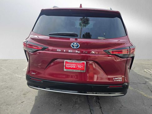 Used 2023 Toyota Sienna Limited image 4