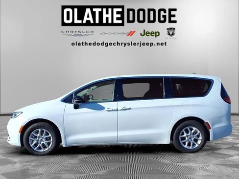 Used 2024 Chrysler Pacifica Touring-L image 18