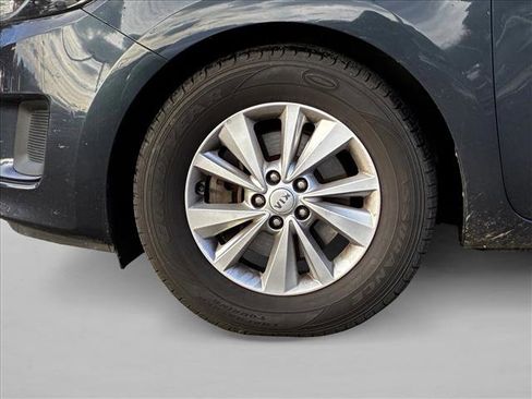 Used 2017 Kia Sedona LX image 9