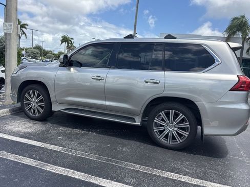 Used 2017 Lexus LX 570 4WD w/ Luxury Package image 9