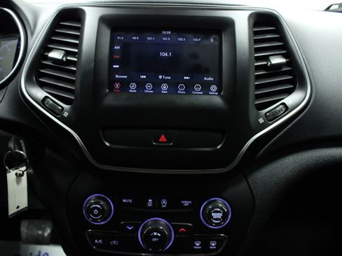 Used 2019 Jeep Cherokee Latitude w/ Popular Appearance Group image 22