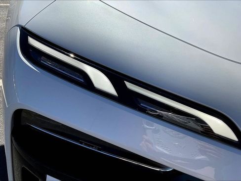 Used 2025 BMW 760i xDrive w/ Premium Package image 31