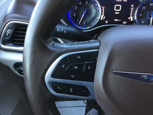 Used 2020 Chrysler Pacifica Touring-L Plus FWD image 17