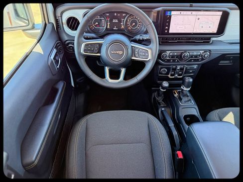 Used 2025 Jeep Wrangler Unlimited Sahara AWD/4WD image 16