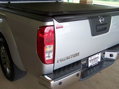 Used 2019 Nissan Frontier SL image 17