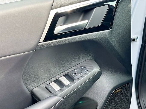 New 2025 Mitsubishi Outlander SE image 17