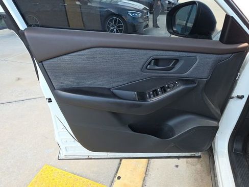 Used 2023 Nissan Rogue S image 11