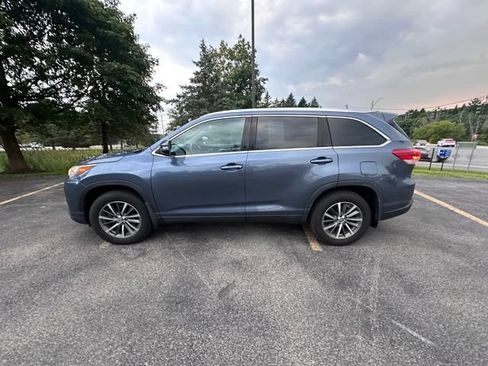 Used 2019 Toyota Highlander XLE AWD/4WD image 6