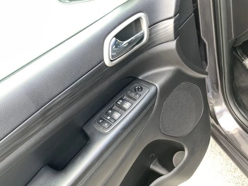 Used 2019 Jeep Grand Cherokee Altitude AWD/4WD image 12