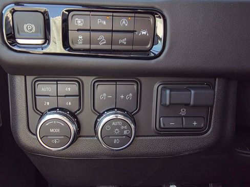 Used 2025 GMC Yukon XL AT4 Ultimate image 13