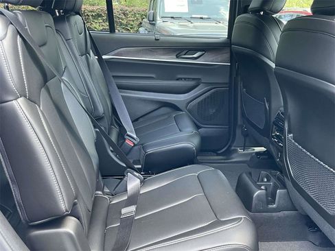 New 2025 Jeep Grand Cherokee L Limited w/ Luxury Tech Group II image 32