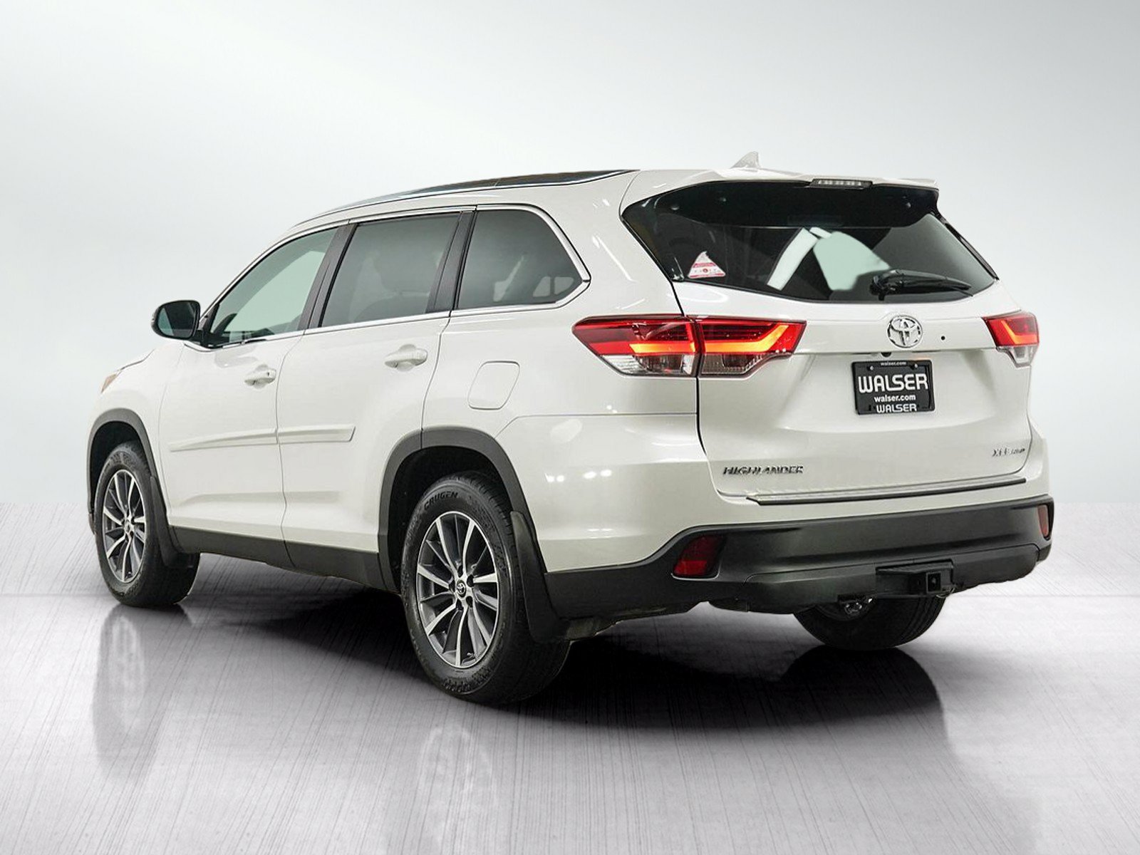 Used 2019 Toyota Highlander XLE AWD/4WD image 3