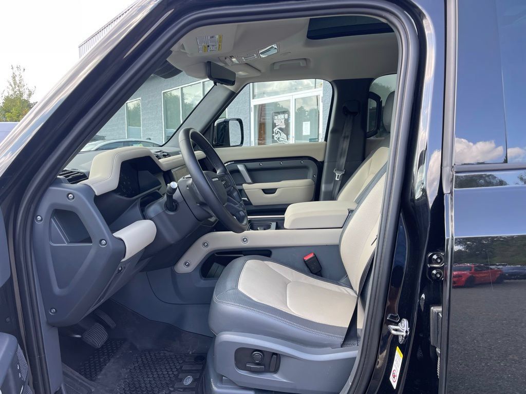 Used 2024 Land Rover Defender 110 X-Dynamic SE AWD/4WD image 12