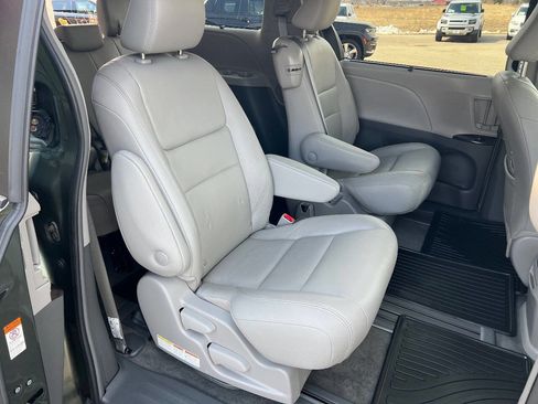 Used 2018 Toyota Sienna XLE Premium image 19