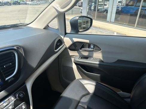 Used 2023 Chrysler Pacifica Touring-L image 30