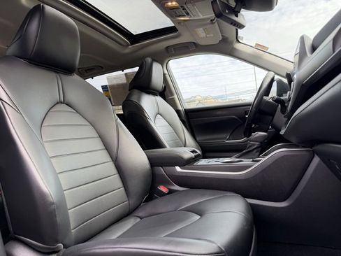 Used 2021 Toyota Highlander XLE image 52