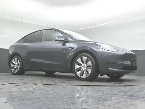 Used 2023 Tesla Model Y Long Range image 29