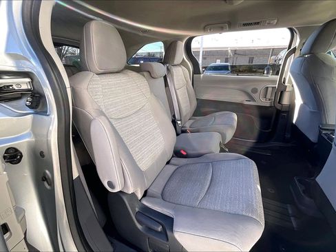 Used 2023 Toyota Sienna LE image 31