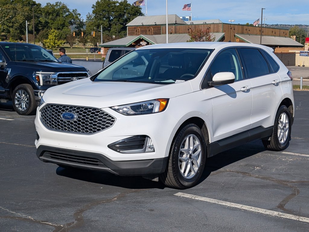 Certified 2024 Ford Edge SEL w/ Convenience Package AWD/4WD image 3