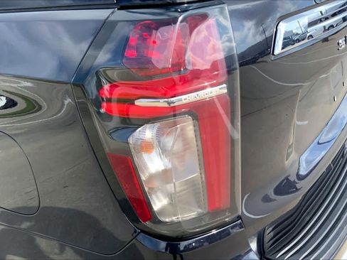 Used 2024 Chevrolet Suburban LT RWD image 27