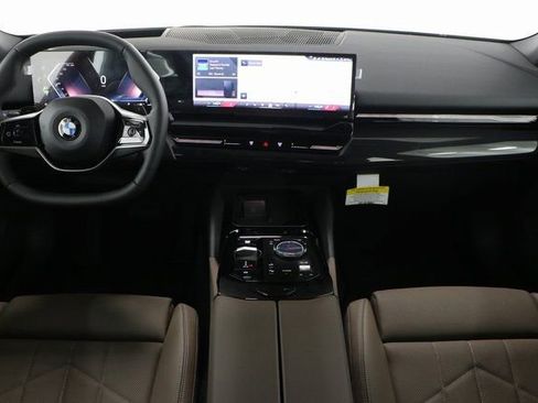 Used 2025 BMW 530i xDrive w/ Premium Package image 24