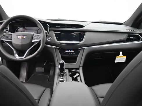New 2025 Cadillac XT6 Luxury image 9
