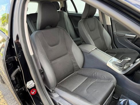 Used 2015 Volvo V60 T5 image 10