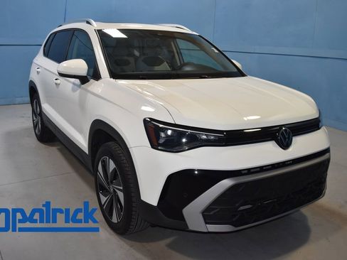 Certified 2025 Volkswagen Taos SE w/ Panoramic Sunroof Package image 1