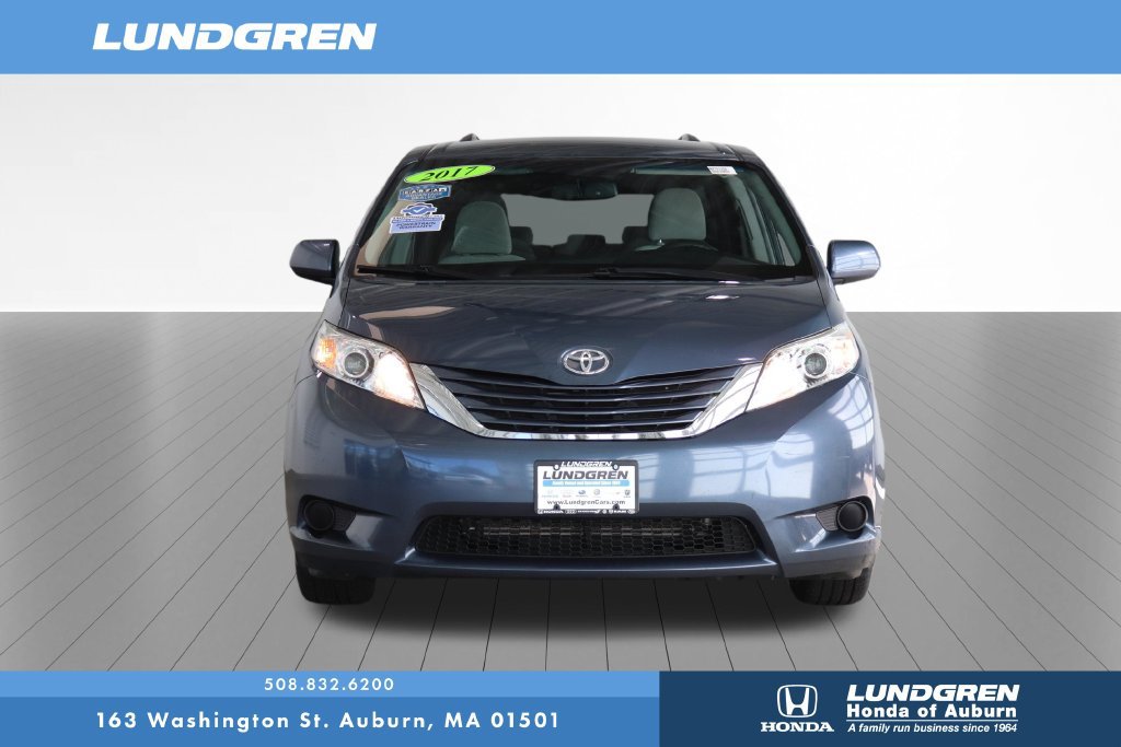 Used 2017 Toyota Sienna LE AWD/4WD image 2