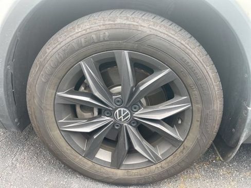 Certified 2024 Volkswagen Tiguan SE w/ Panoramic Sunroof Package FWD image 8