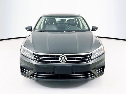 Used 2018 Volkswagen Passat 2.0T R-Line w/ R-Line Lighting Package FWD image 2
