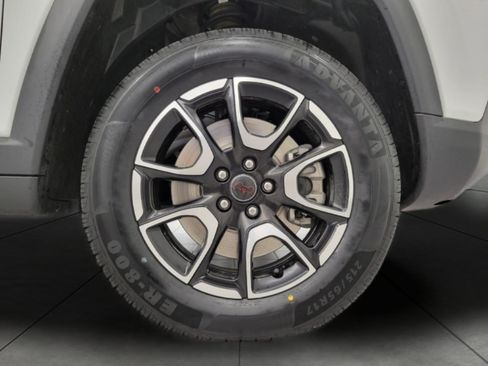 Used 2025 Jeep Compass Trailhawk AWD/4WD image 3