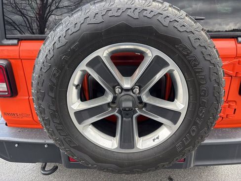 Used 2019 Jeep Wrangler Unlimited Sahara w/ Dual Top Group AWD/4WD image 12
