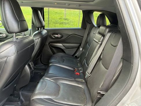 Used 2019 Jeep Cherokee Limited w/ Luxury Group AWD/4WD image 16
