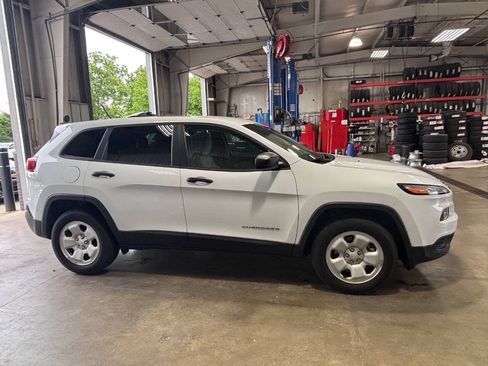 Used 2017 Jeep Cherokee Sport AWD/4WD image 2