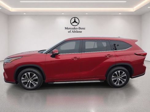 Used 2021 Toyota Highlander XLE FWD image 3