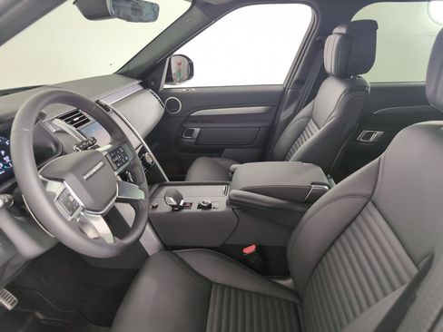 Used 2025 Land Rover Discovery Dynamic SE image 4