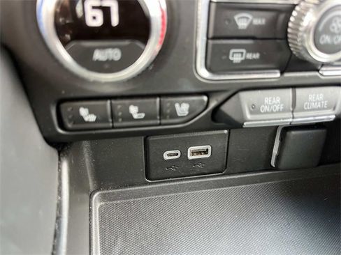 Used 2024 GMC Yukon SLT image 37