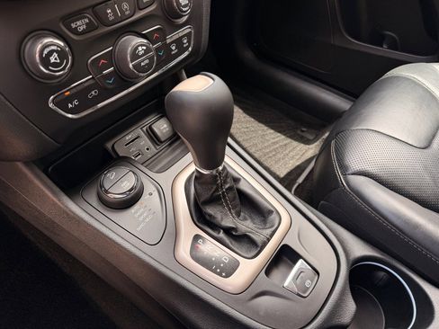Used 2015 Jeep Cherokee Limited w/ Luxury Group AWD/4WD image 16
