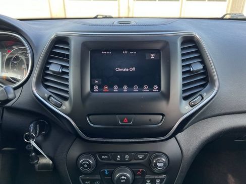 Used 2019 Jeep Cherokee Latitude w/ Popular Appearance Group FWD image 22