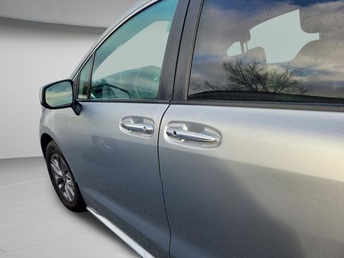 Certified 2024 Toyota Sienna XLE image 27
