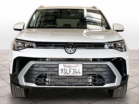 Used 2025 Volkswagen Taos SE w/ Panoramic Sunroof Package image 3