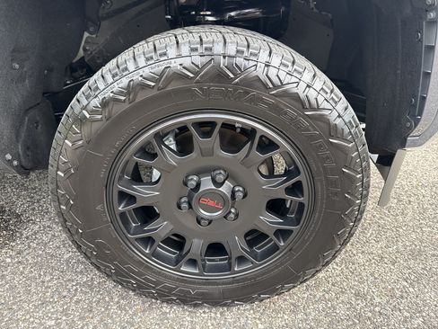 Used 2025 Toyota Tacoma SR5 AWD/4WD image 12