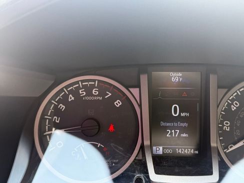 Used 2018 Toyota Tacoma SR5 AWD/4WD image 13