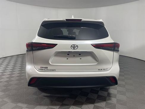 Certified 2020 Toyota Highlander XLE AWD/4WD image 6