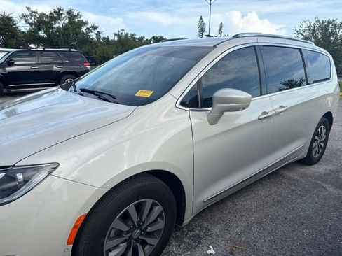 Used 2020 Chrysler Pacifica Touring-L Plus FWD image 4