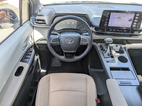 Used 2023 Toyota Sienna Limited image 20